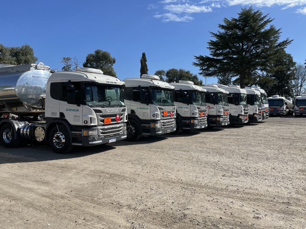Flota Leveal — hilera de tractores Scania