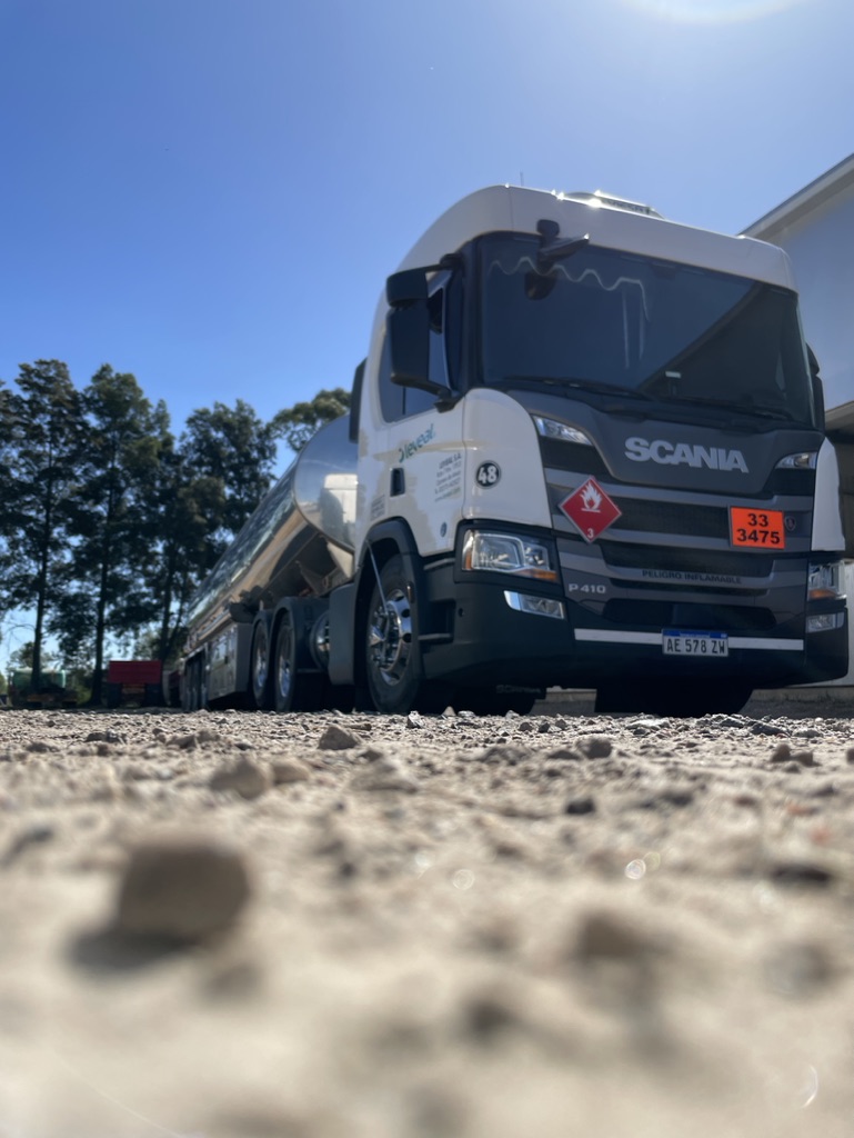 Scania P410 con cisterna