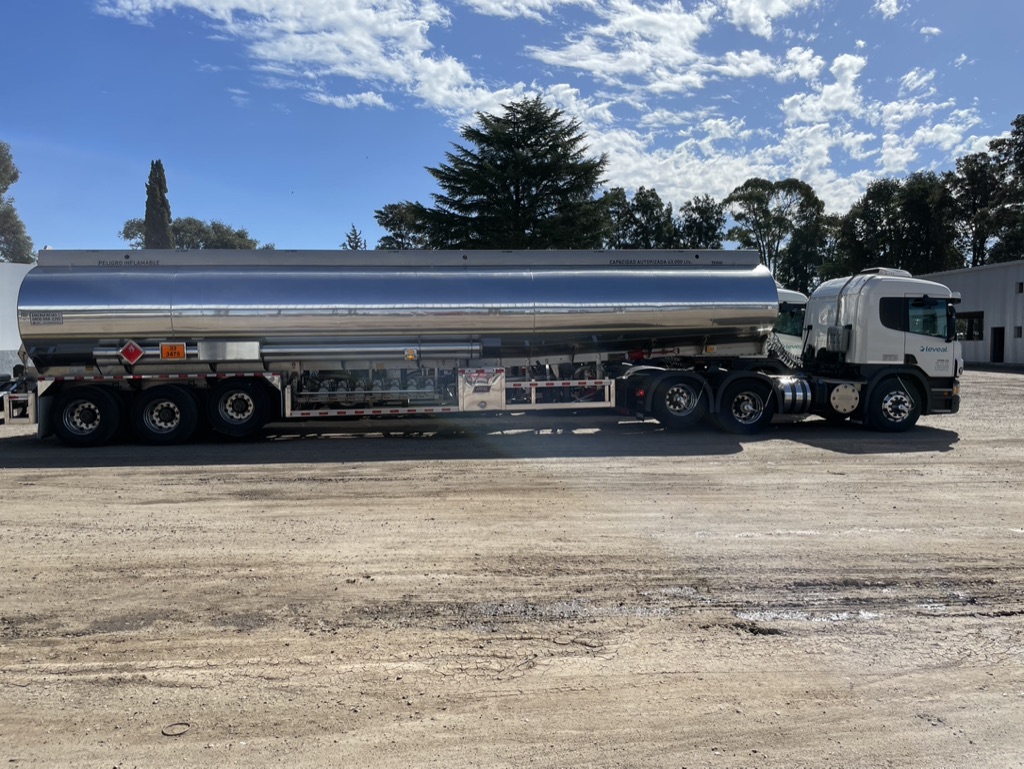 Cisterna Scania P360 con acoplado